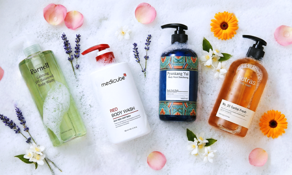 韓国のボディーソープを紹介するバナー画像で、Parnell、Pyunkang Yul、Hetrasなどの香りが良いボディーウォッシュが泡と花びらと一緒に並べられており、「香りが良い韓国ボディーソープ9選」というテキストが表示された構成