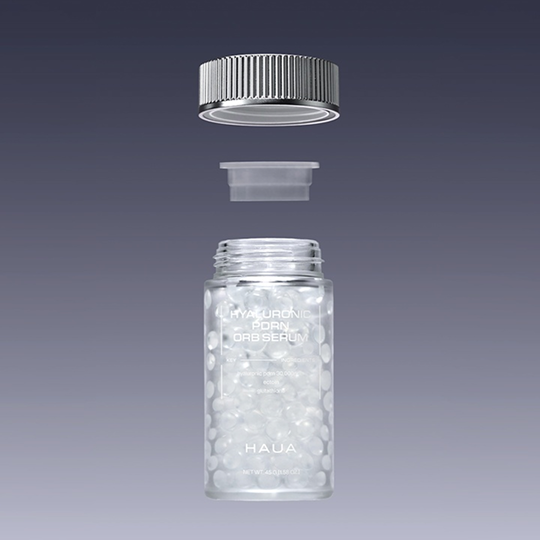 バズっている韓国コスメ:ハウア ヒアルロニック PDRN オーブ セラムのプロダクトイメージで、透明なボトルの中にクリアな球状カプセルが入っており、シルバーのキャップと中栓が分解された状態で浮かんでいる。グレーの背景の上には透明なオーブ状セラムが置かれ、みずみずしく近未来的な印象を与える。