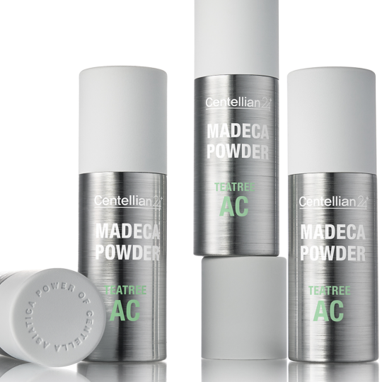 バズっている韓国コスメ:センテリアン24 マデカ パウダー ティーツリー ACが複数本並べられたプロダクトイメージで、シルバーのメタルボディとホワイトキャップのデザインが際立っている。ミニマルでクリニカルな印象が、ティーツリーによる鎮静・トラブルケアを強調している。