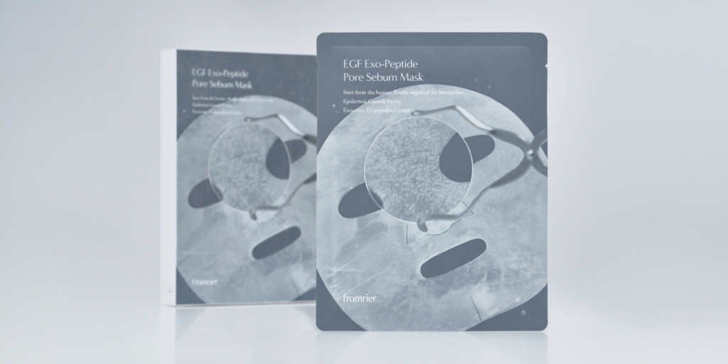 バズっている韓国コスメ:フロムリエ EGF エクソペプチド ポア セバム マスクのパッケージイメージで、落ち着いたグレートーンのパウチにマスクシートのグラフィックと成分情報が配置されたミニマルなデザインが特徴。表裏のパッケージが並び、毛穴・皮脂ケアに特化したクリニカルな印象を与える。