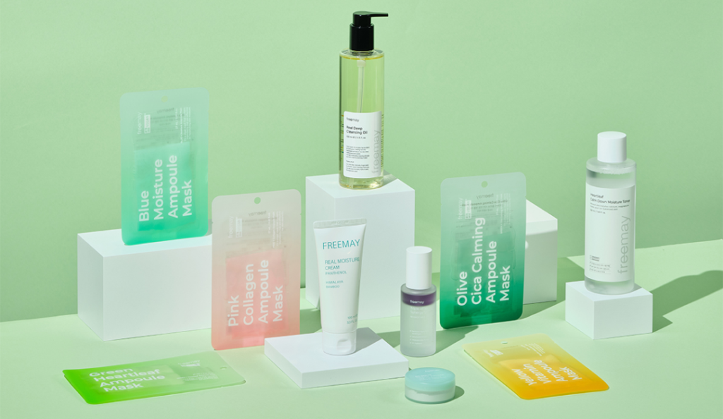 グリーン背景のステージに配置されたフリーメイの製品ラインで、保湿重視の韓国スキンケアブランドを表現したイメージ