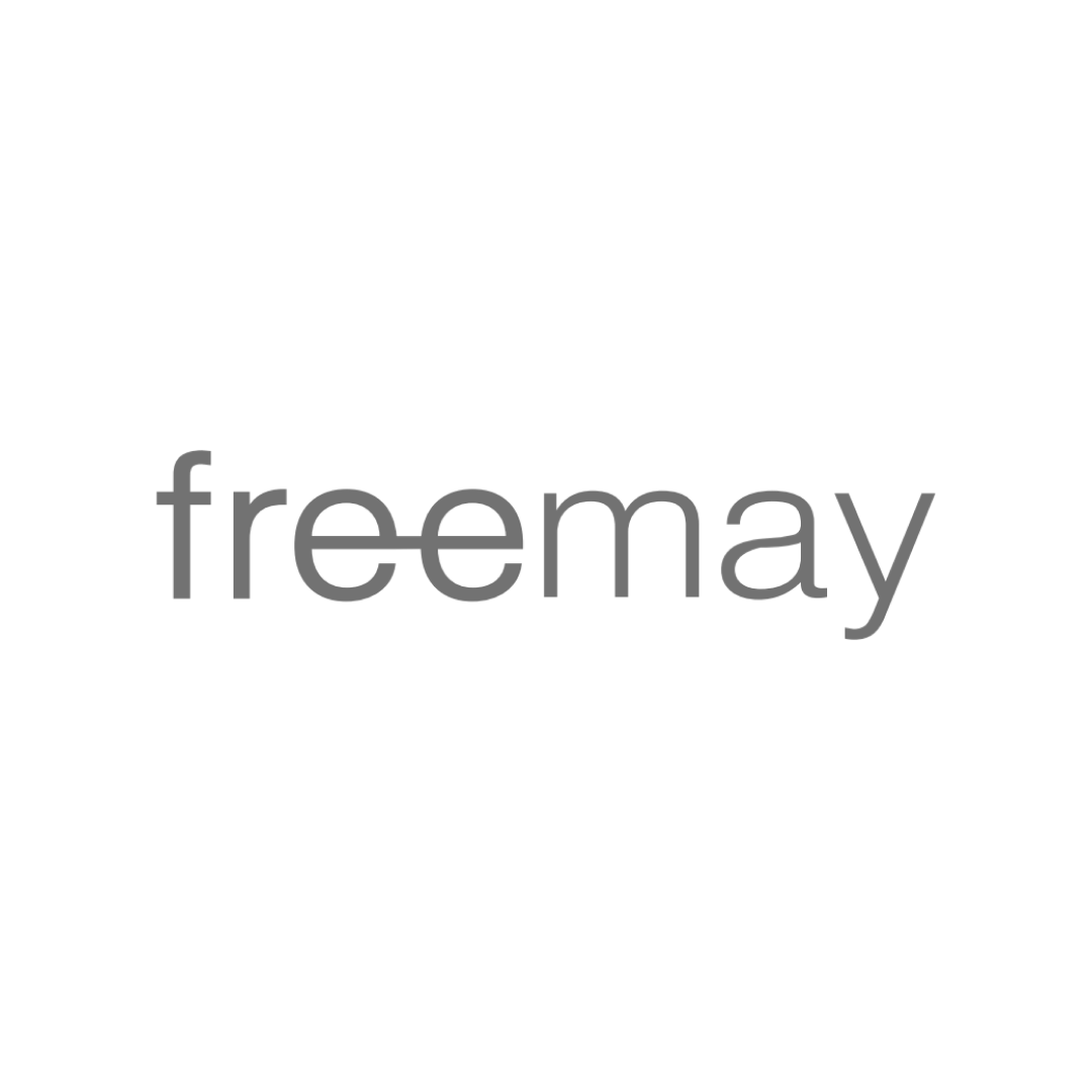 白い背景の中央に、淡いグレーのサンセリフ体で 「freemay」 と書かれたミニマルなロゴ画像。「free」の2つの“e”に横線が引かれているのが特徴的なデザイン。