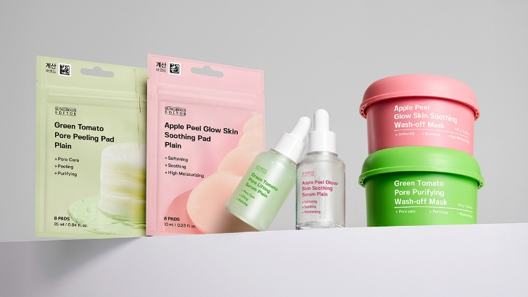 グリーントマトのピーリングパッド、アップルピールのグロウスージングパッド、セラム、そしてグリーンとピンクのウォッシュオフマスクが、ニュートラルな背景の上に整然と並べられている画像。