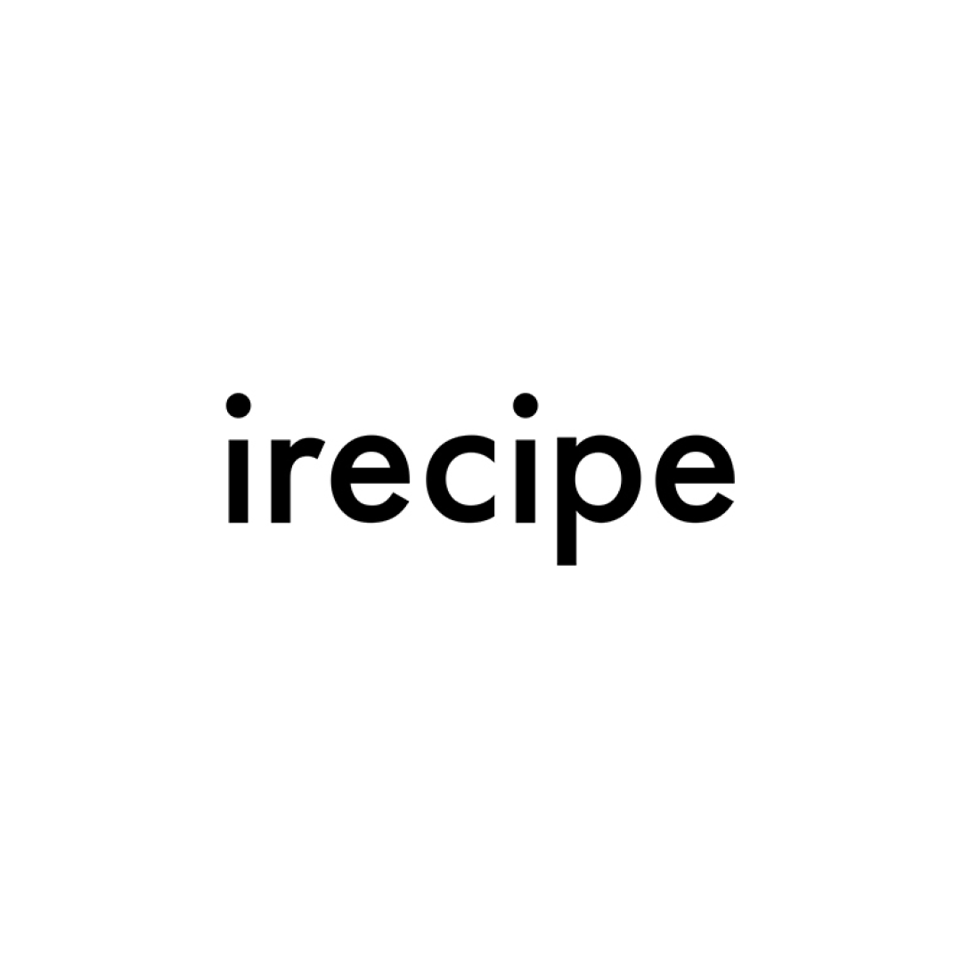 真っ白な背景の中央に、黒いサンセリフ体で 「irecipe」 のブランド名がシンプルに配置されたミニマルなロゴ画像。