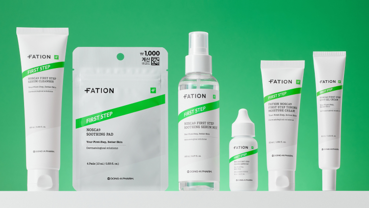 鮮やかなグリーンの背景に、FATION First Stepのスキンケアラインが並べられ、クレンザー、スージングパッド、セラムミスト、トーニングセラム、クリームがホワイトとグリーンのパッケージで配置されている画像。