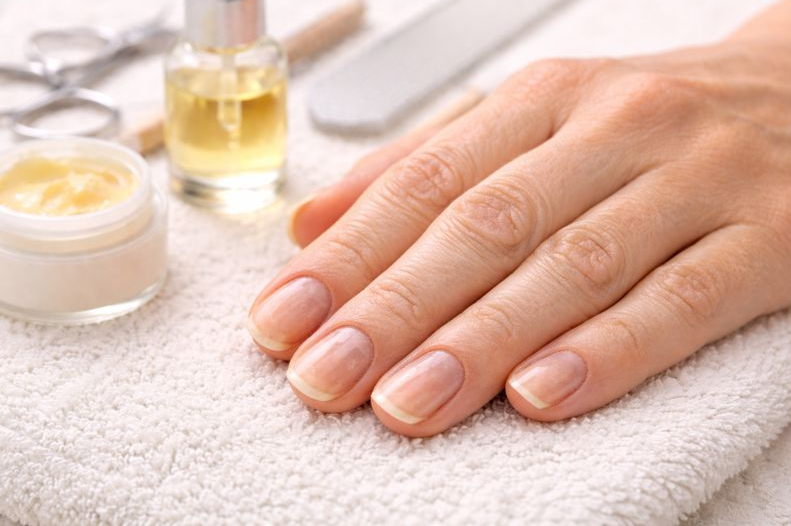 ハンドクリームを塗る際、弱く見える爪や乾燥した甘皮が目立つ手元。爪と甘皮のダメージを表しており、うるおいと栄養を与えるハンドケアガイドを紹介するためのキービジュアルです。