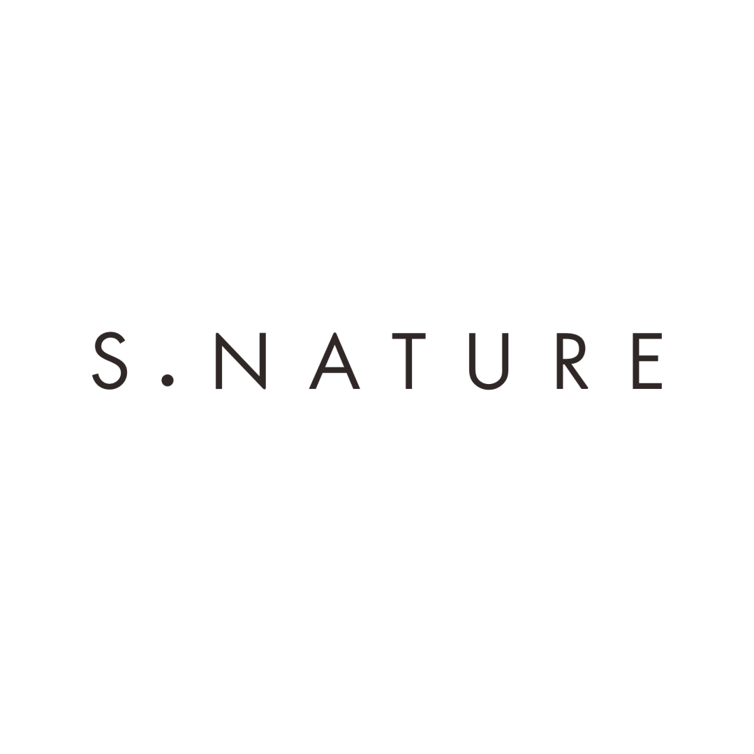 真っ白な背景の中央に、細い黒いサンセリフ体で 「S.NATURE」 のブランド名が配置されたシンプルでミニマルなロゴ画像。