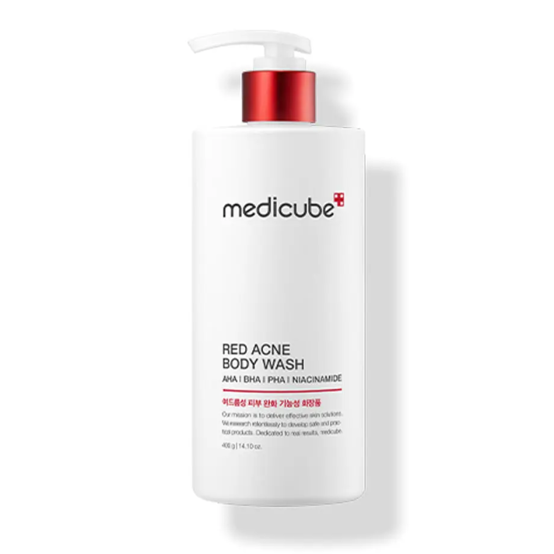 白いボトルに赤いポンプが付いた「medicube」レッドアクネボディウォッシュ。AHA・BHA・PHA・ナイアシンアミドを配合し、ボディのニキビケアを目的としたシンプルで清潔感のあるデザイン。