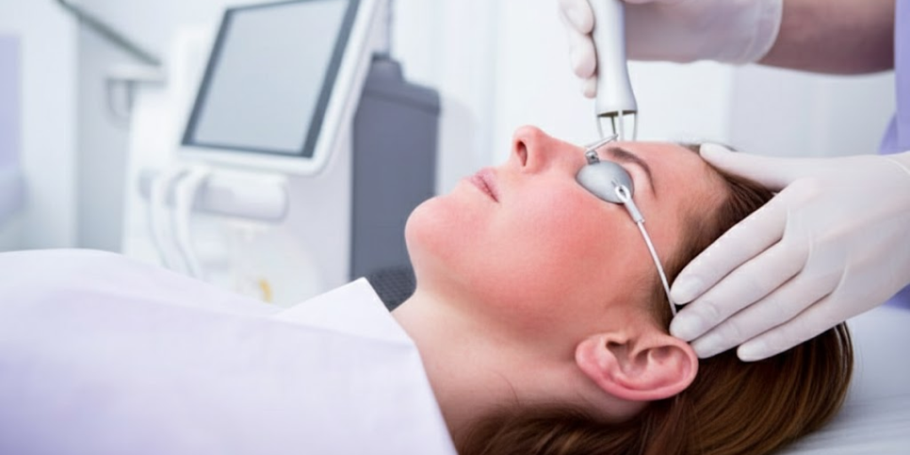 Escena de un tratamiento dermatológico con láser que muestra la piel enrojecida inmediatamente después del procedimiento. La imagen ilustra reacciones comunes tras tratamientos de la piel en Corea y destaca la importancia del cuidado post-tratamiento coreano en la recuperación de la piel.