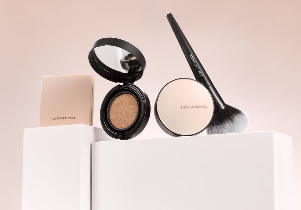 ジョンセンムルのクッションファンデーションとフェイスブラシをシンプルな背景で配置したベースメイク製品イメージ