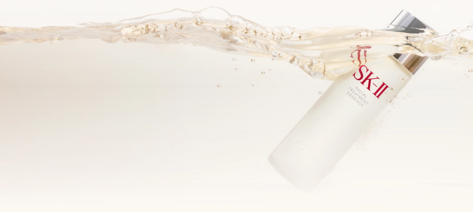 sk-ii 使ってる人の肌を連想させる、SK-II フェイシャルトリートメントエッセンスのボトルが水の中で動いているイメージ。発酵化粧水の軽く澄んだテクスチャーと透明感を表現したビジュアル。