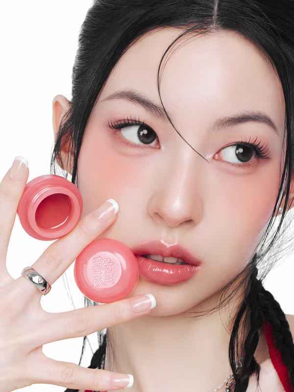 ツヤ肌メイクを演出するジェリータイプのチーク使用イメージ。内側からにじむような艶と透明感を表現。