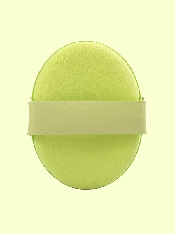 水を含ませて使用するクッションパフ。ツヤ肌メイクで自然な水光感を引き出すツール。