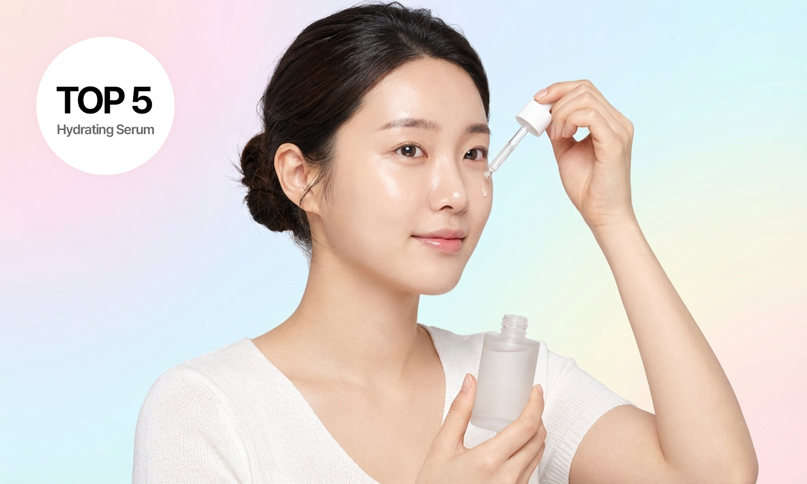 透明感のあるツヤ肌の若い女性が、スポイトタイプの美容液で保湿セラムを塗っている。 背景はパステルカラーのグラデーション。 白い円の中に「TOP5 保湿美容液」のテキスト入り。