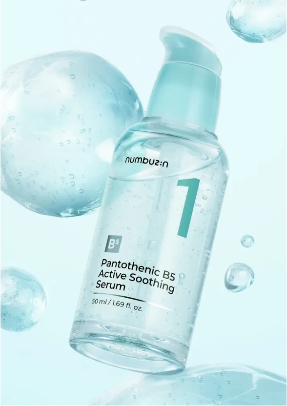 numbuzin 1番 パントテン酸B5アクティブスージングセラムのボトル画像、水分感あふれるテクスチャーを表現したクローズアップ