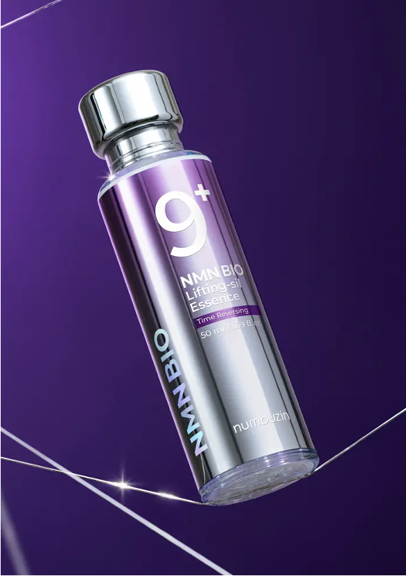 numbuzin 9番 NMNバイオリフティングエッセンスのボトル画像、パープル背景に高機能アンチエイジング美容液を表現したビジュアル