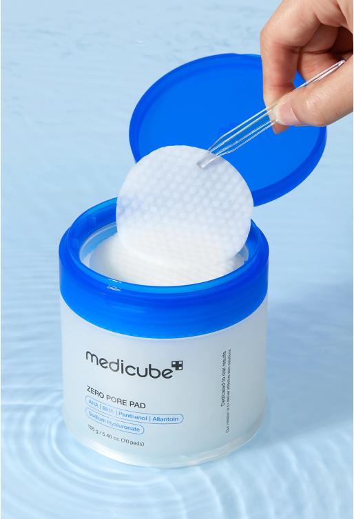 medicube ゼロポアパッドの製品画像、ピンセットで取り出す角質ケアトナーパッドのクローズアップ