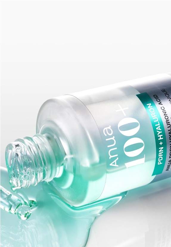 Anua PDRN＋ヒアルロン100セラムのボトルクローズアップ、エメラルドカラーの高保湿テクスチャーが滴る製品イメージ