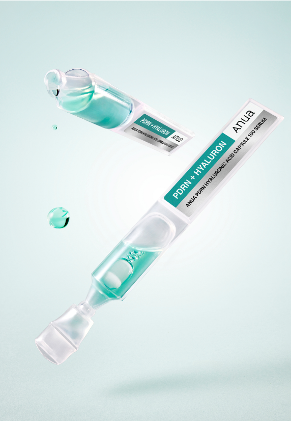 Anua PDRN＋ヒアルロン カプセル100セラムのアンプルタイプ製品画像、エメラルドカラーの美容液が入った透明容器のクローズアップ