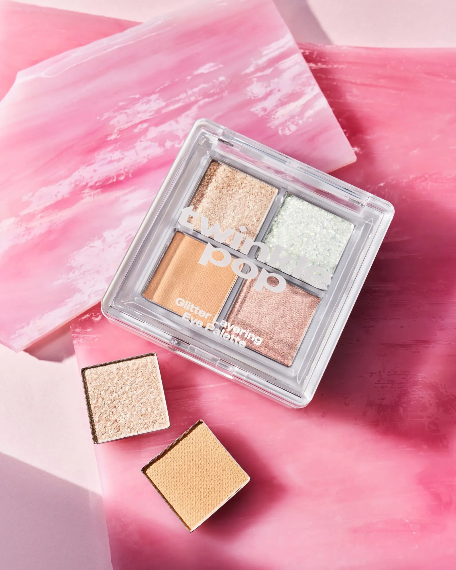 twinkle pop by CLIO グリッターレイヤリングアイシャドウパレット #04 Apricot Layer（日本限定色）。ピンクベージュ系の4色構成でクールトーン向け