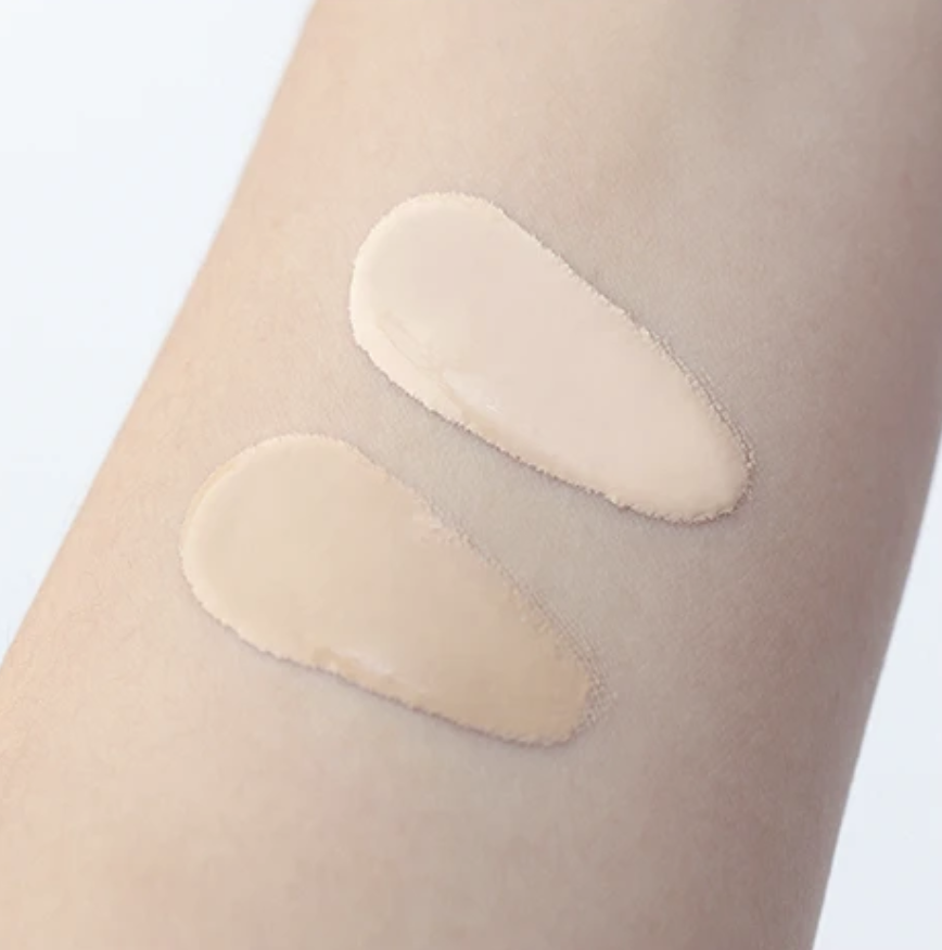 hana by hince レイヤーフィットクッションの腕スウォッチ。01アイボリーと02ナチュラルの2色の発色比較
