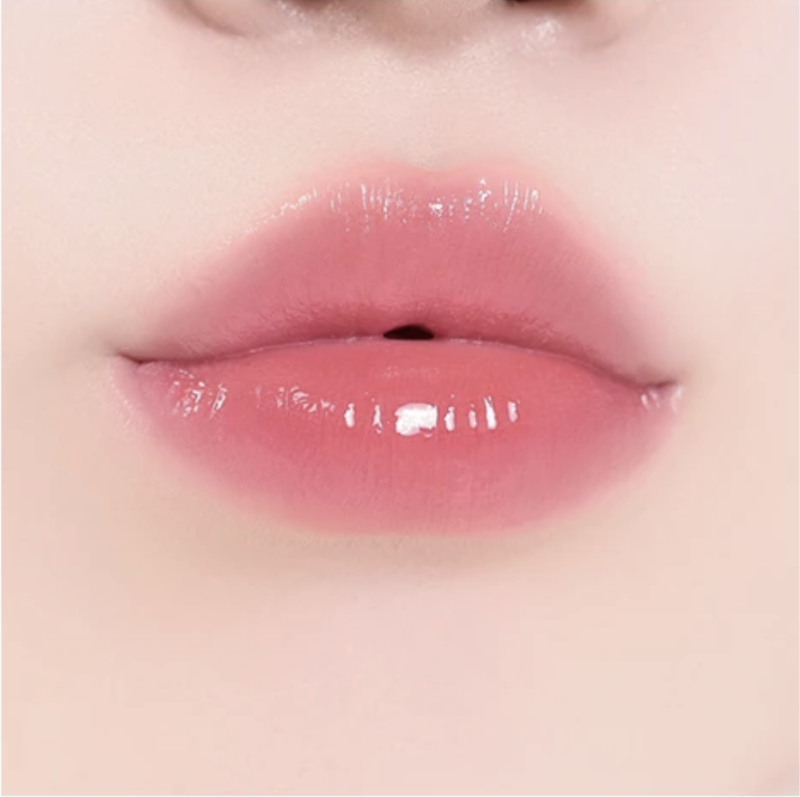 hana by hince ウォーターグラスティントの唇への発色イメージ。水膜のようなみずみずしいツヤ感が特徴