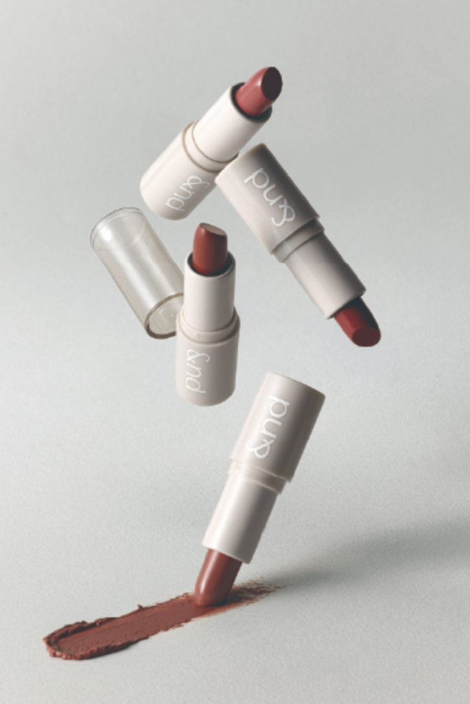 &nd by rom&nd Greigeシリーズのミニリップスティック。落ち着いたブラウンレッド系のカラー展開