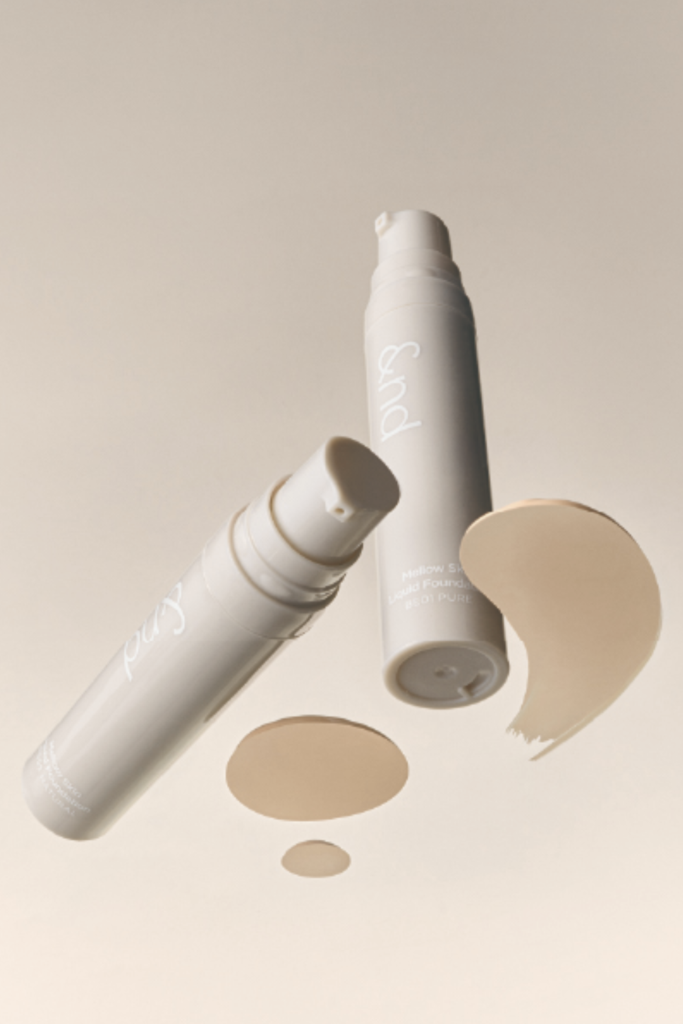 &nd by rom&nd Greigeシリーズのリキッドファンデーション。大人の女性向けに開発されたベースメイクアイテム