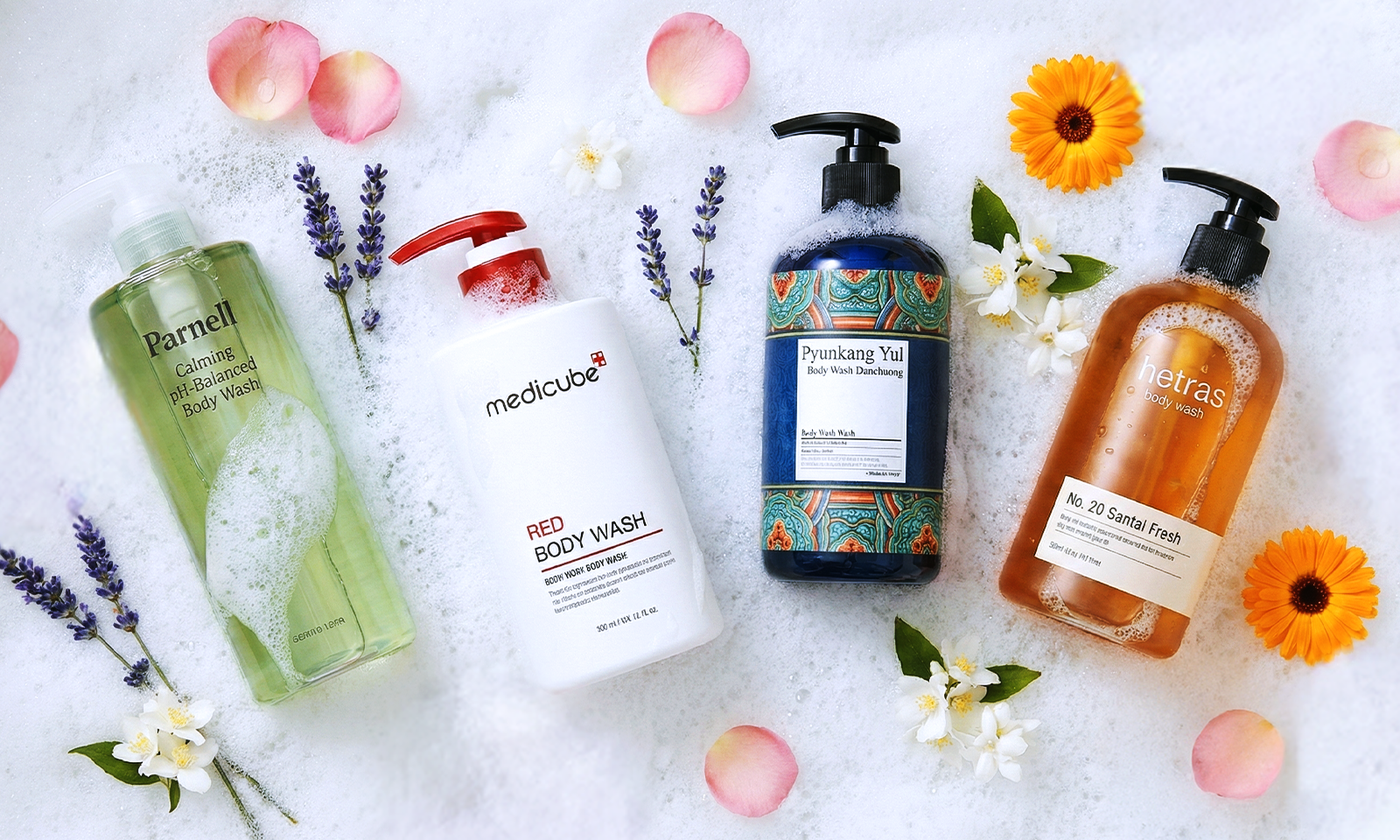 韓国のボディーソープを紹介するバナー画像で、Parnell、Pyunkang Yul、Hetrasなどの香りが良いボディーウォッシュが泡と花びらと一緒に並べられており、「香りが良い韓国ボディーソープ9選」というテキストが表示された構成