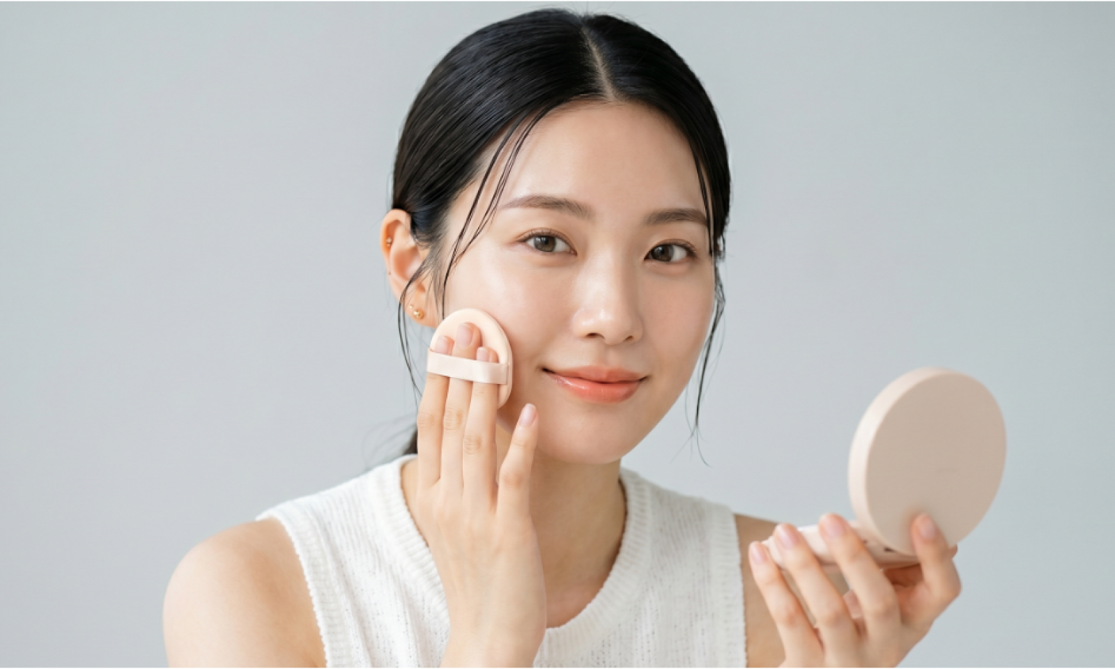 Choosing a korean cushion foundation can feel confusing, especially when most products promise similar coverage and finish. This guide focuses on what actually matters—how cushion foundations work, the difference between matte and glow finishes, and why cushions sometimes fail depending on how they’re used. By understanding these basics, you can decide whether a cushion foundation fits your routine before worrying about brands or trends.